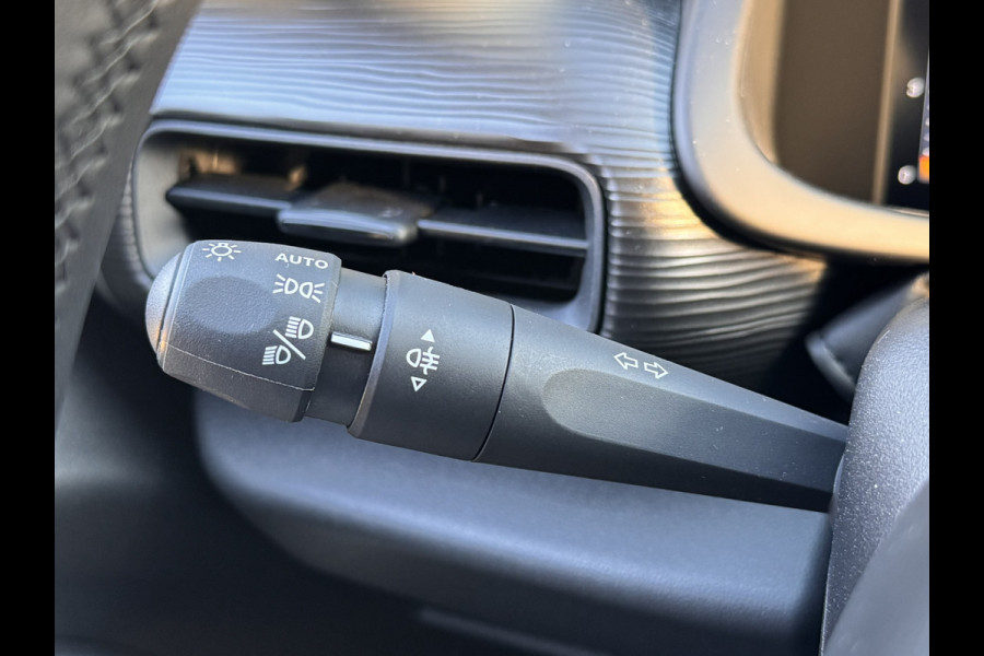 Jeep Avenger 1.2 Altitude | Stoelverwarming | Parkeersensoren voor en achter | Apple/Android CarPlay