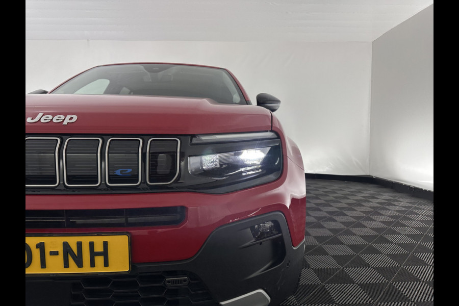 Jeep Avenger Summit 54 kWh [ 3-Fase ] {SOH-95%} (INCL-BTW) *HEATPUMP | LEATHER-MICROFIBRE | FULL-LED | ADAPTIVE-CRUISE | BLIND-SPOT | CAMERA | DIGI-COCKPIT | NAVI-FULLMAP | HEATED-COMFORTSEATS | ECC | AMBIENT-LIGHT | PDC | CARPLAY | CRUISE
