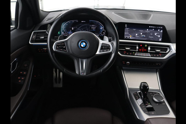 BMW 3-serie 320e M Sport | Leder | Adaptive cruise | Stoelverwarming | Camera | Keyless | Carplay | Sportstoelen | Live Cockpit | Navigatie | Full LED | PHEV | Plug In