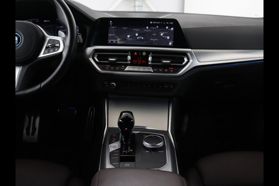BMW 3-serie 320e M Sport | Leder | Adaptive cruise | Stoelverwarming | Camera | Keyless | Carplay | Sportstoelen | Live Cockpit | Navigatie | Full LED | PHEV | Plug In