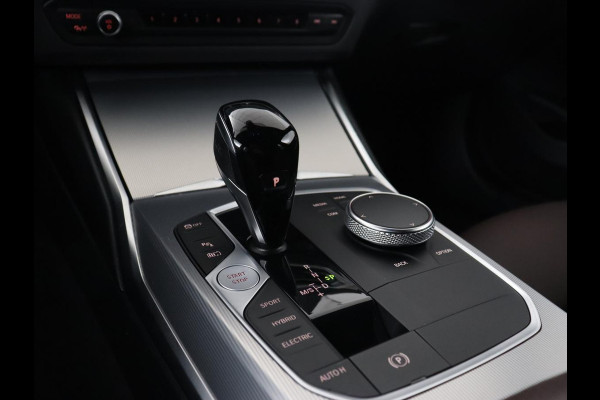 BMW 3-serie 320e M Sport | Leder | Adaptive cruise | Stoelverwarming | Camera | Keyless | Carplay | Sportstoelen | Live Cockpit | Navigatie | Full LED | PHEV | Plug In
