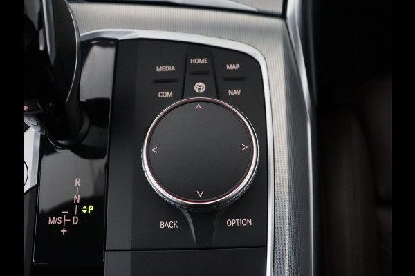 BMW 3-serie 320e M Sport | Leder | Adaptive cruise | Stoelverwarming | Camera | Keyless | Carplay | Sportstoelen | Live Cockpit | Navigatie | Full LED | PHEV | Plug In