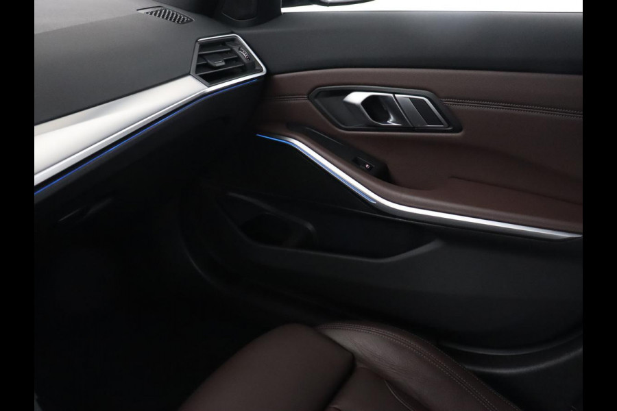BMW 3-serie 320e M Sport | Leder | Adaptive cruise | Stoelverwarming | Camera | Keyless | Carplay | Sportstoelen | Live Cockpit | Navigatie | Full LED | PHEV | Plug In