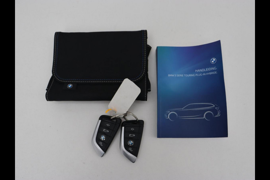 BMW 3-serie 320e M Sport | Leder | Adaptive cruise | Stoelverwarming | Camera | Keyless | Carplay | Sportstoelen | Live Cockpit | Navigatie | Full LED | PHEV | Plug In