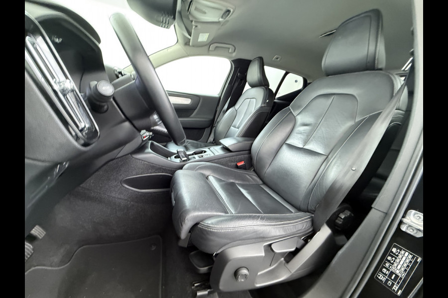 Volvo XC40 2.0 T5 AWD AUT-8 Leer-Contour+verwarmd Intro-Edition Adap.Cruise Camera Apple Carplay Navi Ecc DAB Pdc Intro Edition Keyless Lmv 19" Elek.Achterklep Lane Keeping BLIS Cross Traffic Alert Road Sign Info Pilot Assist Zeer complete unieke XC40 € 60.000 nieuw! 2.100kg trekvermogen!