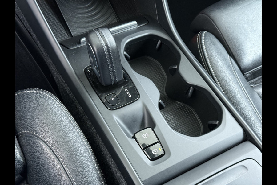 Volvo XC40 2.0 T5 AWD AUT-8 Leer-Contour+verwarmd Intro-Edition Adap.Cruise Camera Apple Carplay Navi Ecc DAB Pdc Intro Edition Keyless Lmv 19" Elek.Achterklep Lane Keeping BLIS Cross Traffic Alert Road Sign Info Pilot Assist Zeer complete unieke XC40 € 60.000 nieuw! 2.100kg trekvermogen!