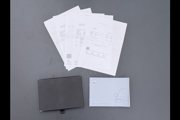 Volvo XC40 2.0 T5 AWD AUT-8 Leer-Contour+verwarmd Intro-Edition Adap.Cruise Camera Apple Carplay Navi Ecc DAB Pdc Intro Edition Keyless Lmv 19" Elek.Achterklep Lane Keeping BLIS Cross Traffic Alert Road Sign Info Pilot Assist Zeer complete unieke XC40 € 60.000 nieuw! 2.100kg trekvermogen!