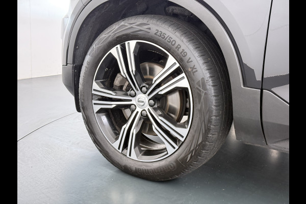 Volvo XC40 2.0 T5 AWD AUT-8 Leer-Contour+verwarmd Intro-Edition Adap.Cruise Camera Apple Carplay Navi Ecc DAB Pdc Intro Edition Keyless Lmv 19" Elek.Achterklep Lane Keeping BLIS Cross Traffic Alert Road Sign Info Pilot Assist Zeer complete unieke XC40 € 60.000 nieuw! 2.100kg trekvermogen!