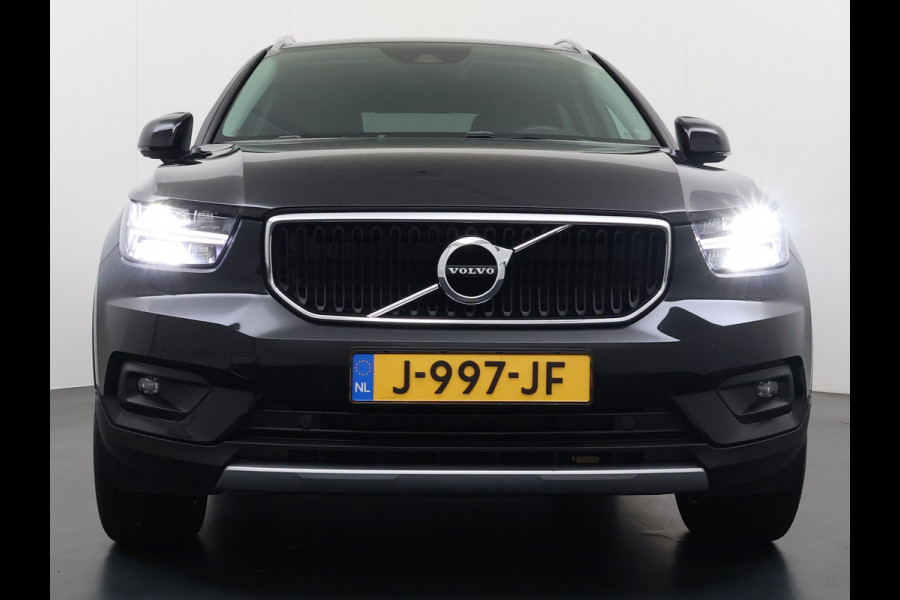 Volvo XC40 2.0 T5 AWD AUT-8 Leer-Contour+verwarmd Intro-Edition Adap.Cruise Camera Apple Carplay Navi Ecc DAB Pdc Intro Edition Keyless Lmv 19" Elek.Achterklep Lane Keeping BLIS Cross Traffic Alert Road Sign Info Pilot Assist Zeer complete unieke XC40 € 60.000 nieuw! 2.100kg trekvermogen!