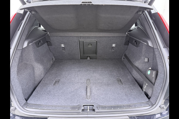 Volvo XC40 2.0 T5 AWD AUT-8 Leer-Contour+verwarmd Intro-Edition Adap.Cruise Camera Apple Carplay Navi Ecc DAB Pdc Intro Edition Keyless Lmv 19" Elek.Achterklep Lane Keeping BLIS Cross Traffic Alert Road Sign Info Pilot Assist Zeer complete unieke XC40 € 60.000 nieuw! 2.100kg trekvermogen!