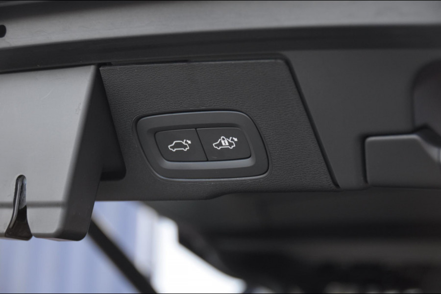 Volvo XC60 T6 350PK Automaat AWD Plus Black Edition / Trekhaak / Panoramadak / BLIS / Adaptieve cruise control / Keyless entry / Stoel - en stuurwielverwarming / elektrische stoelen met geheugen / Parkeersensoren met 360 camera / Elektrische achterklep