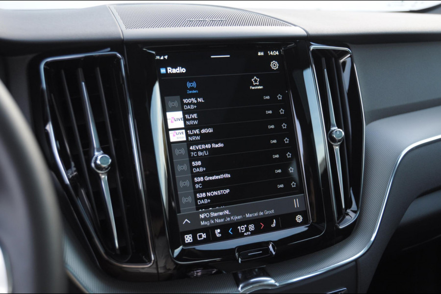 Volvo XC60 T6 350PK Automaat AWD Plus Black Edition / Trekhaak / Panoramadak / BLIS / Adaptieve cruise control / Keyless entry / Stoel - en stuurwielverwarming / elektrische stoelen met geheugen / Parkeersensoren met 360 camera / Elektrische achterklep