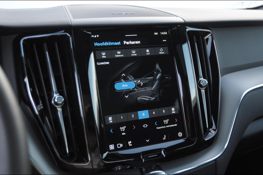 Volvo XC60 T6 350PK Automaat AWD Plus Black Edition / Trekhaak / Panoramadak / BLIS / Adaptieve cruise control / Keyless entry / Stoel - en stuurwielverwarming / elektrische stoelen met geheugen / Parkeersensoren met 360 camera / Elektrische achterklep