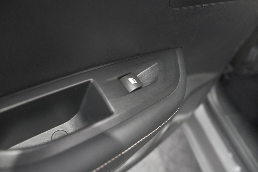 Peugeot 2008 Hybrid 136 e-DCS6 Allure | 360 Camera | Adaptieve Cruise Control | Dodehoekdetectie | Navigatie