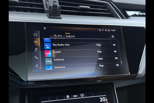 Audi e-tron 55 Quattro 95kWh 408PK Elektr.Leer+Verwarmd Pano-Dak Trekhaak Luchtvering Adap.Cruise Navi Ecc Stoelverwarming Business edition  SOH 93% LED Lmv Elek.Achterklep Privacy Glas Keyless Zwarte Hemel 1e Eigenaar 1.800KG Trekgewicht Zeer compleet! Volledig Dealer Onderhouden, net Beurt gehad bij Audi!