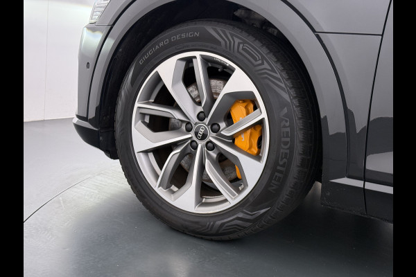 Audi e-tron 55 Quattro 95kWh 408PK Elektr.Leer+Verwarmd Pano-Dak Trekhaak Luchtvering Adap.Cruise Navi Ecc Stoelverwarming Business edition  SOH 93% LED Lmv Elek.Achterklep Privacy Glas Keyless Zwarte Hemel 1e Eigenaar 1.800KG Trekgewicht Zeer compleet! Volledig Dealer Onderhouden, net Beurt gehad bij Audi!