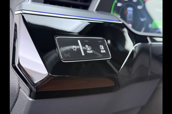Audi e-tron 55 Quattro 95kWh 408PK Elektr.Leer+Verwarmd Pano-Dak Trekhaak Luchtvering Adap.Cruise Navi Ecc Stoelverwarming Business edition  SOH 93% LED Lmv Elek.Achterklep Privacy Glas Keyless Zwarte Hemel 1e Eigenaar 1.800KG Trekgewicht Zeer compleet! Volledig Dealer Onderhouden, net Beurt gehad bij Audi!