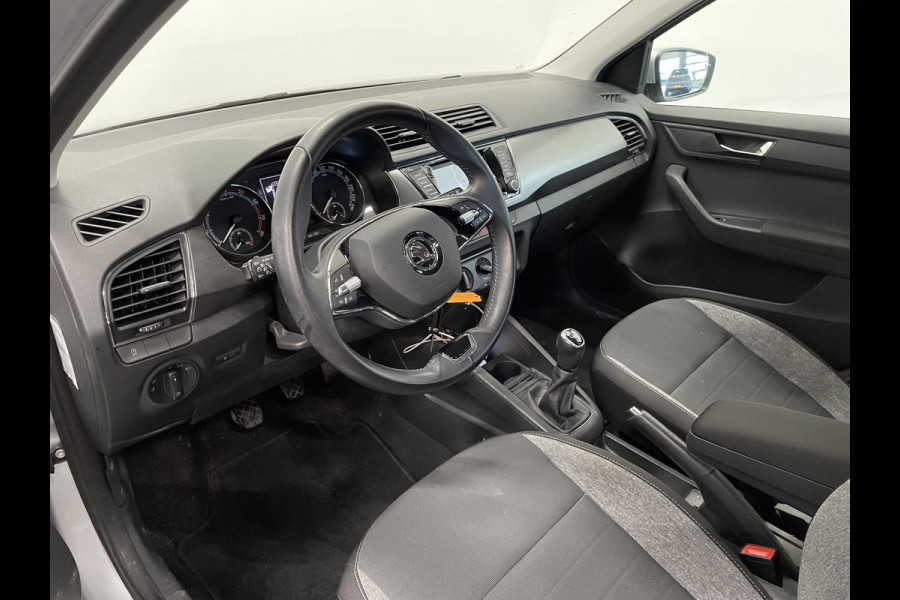 Škoda Fabia 1.0 TSI Business Edition Navigatie Apple Carplay/Android Auto Parkeersensoren achter Cruise Control Airco Lichtmetalen velgen
