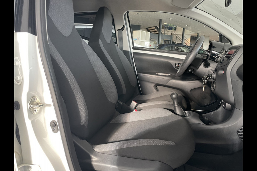 Toyota Aygo 1.0 VVT-i x-fun Airco - Bluetooth - Radio - Stuur multifunctioneel - Sportwielen 15 inch - All season banden - Elektrische ramen voor - Start/stop systeem