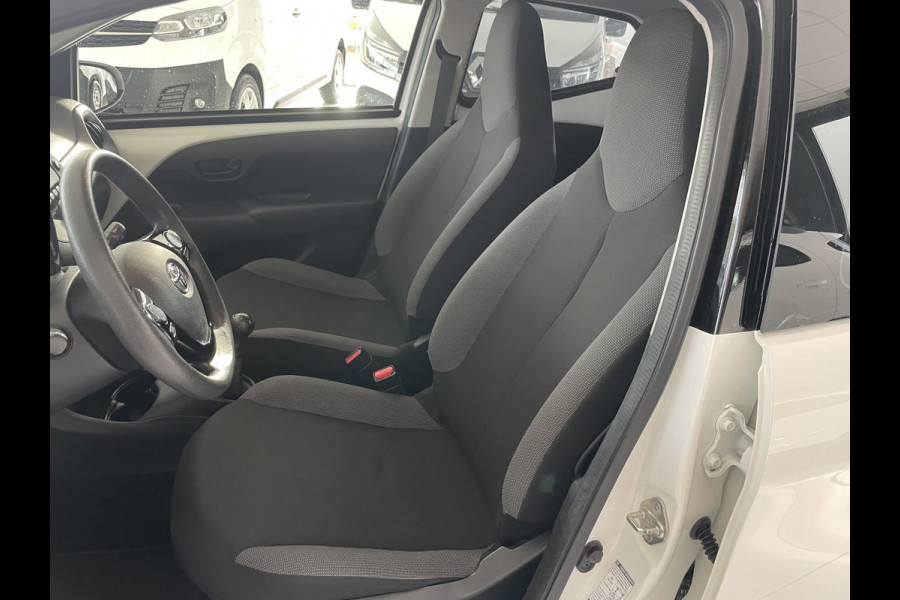 Toyota Aygo 1.0 VVT-i x-fun Airco - Bluetooth - Radio - Stuur multifunctioneel - Sportwielen 15 inch - All season banden - Elektrische ramen voor - Start/stop systeem
