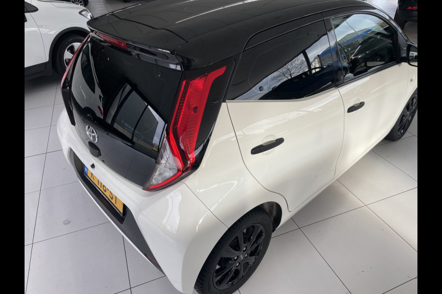 Toyota Aygo 1.0 VVT-i x-fun Airco - Bluetooth - Radio - Stuur multifunctioneel - Sportwielen 15 inch - All season banden - Elektrische ramen voor - Start/stop systeem