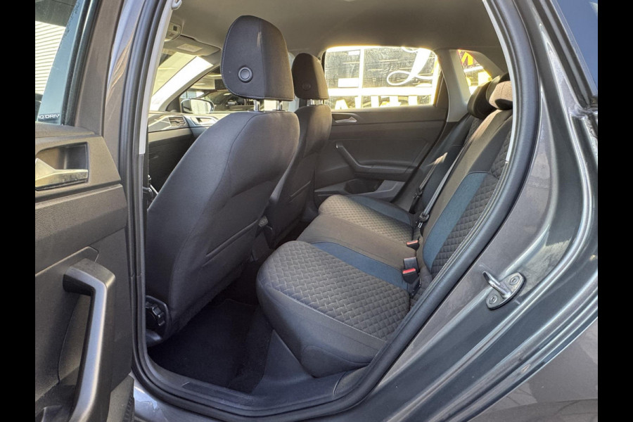 Volkswagen Polo 1.0 MPI R-Line Styling - Apple CarPlay / Navigatie I Airco I PDC I Sport velgen I 87.000 KM Dealer onderhouden