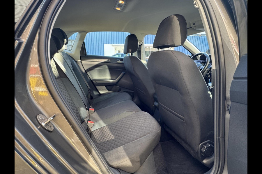 Volkswagen Polo 1.0 MPI R-Line Styling - Apple CarPlay / Navigatie I Airco I PDC I Sport velgen I 87.000 KM Dealer onderhouden