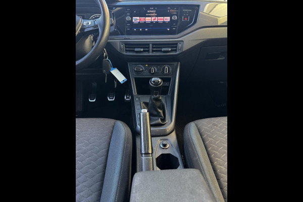 Volkswagen Polo 1.0 MPI R-Line Styling - Apple CarPlay / Navigatie I Airco I PDC I Sport velgen I 87.000 KM Dealer onderhouden