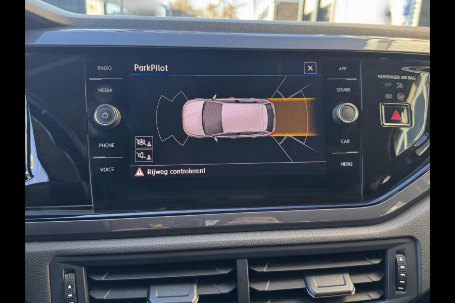 Volkswagen Polo 1.0 MPI R-Line Styling - Apple CarPlay / Navigatie I Airco I PDC I Sport velgen I 87.000 KM Dealer onderhouden