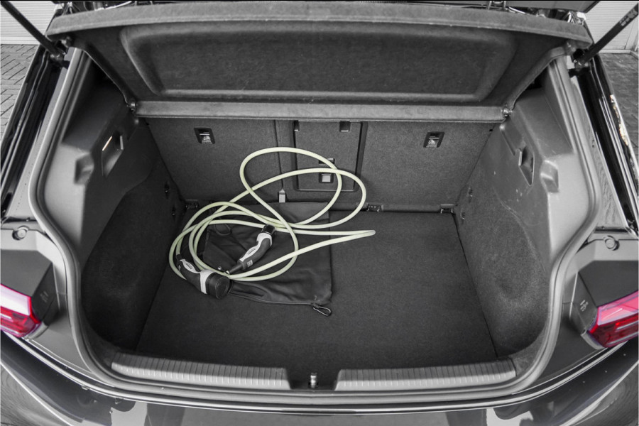 Volkswagen ID.3 First Plus 58 kWh Camera ACC Stuur&Stoelverw 19" 1e Eig BTW