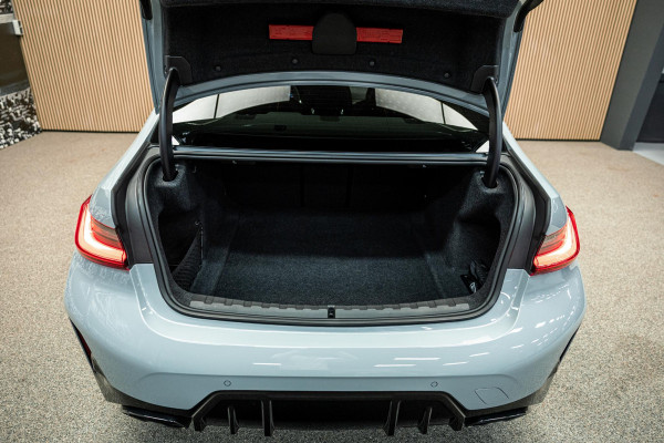 BMW 3-serie M340i xDrive | M-Performance Pack | M-stoelen | Head-Up | Carbon inleg | 20'' velgen | Sportstuur |