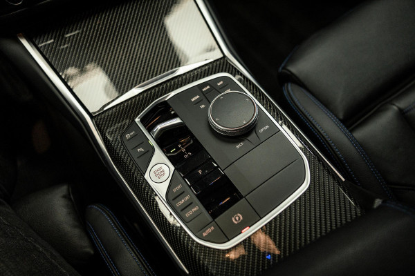 BMW 3-serie M340i xDrive | M-Performance Pack | M-stoelen | Head-Up | Carbon inleg | 20'' velgen | Sportstuur |