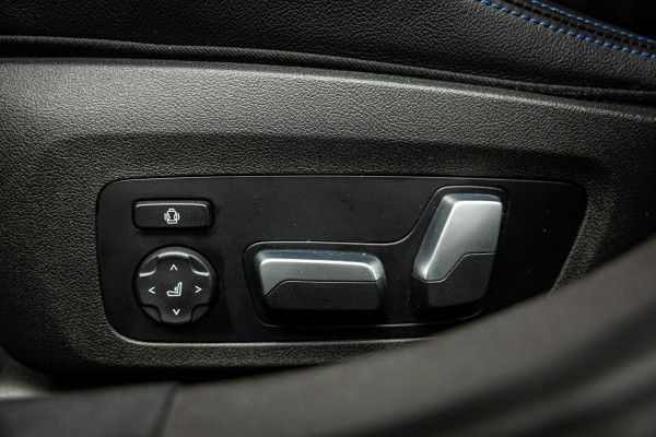 BMW 3-serie M340i xDrive | M-Performance Pack | M-stoelen | Head-Up | Carbon inleg | 20'' velgen | Sportstuur |