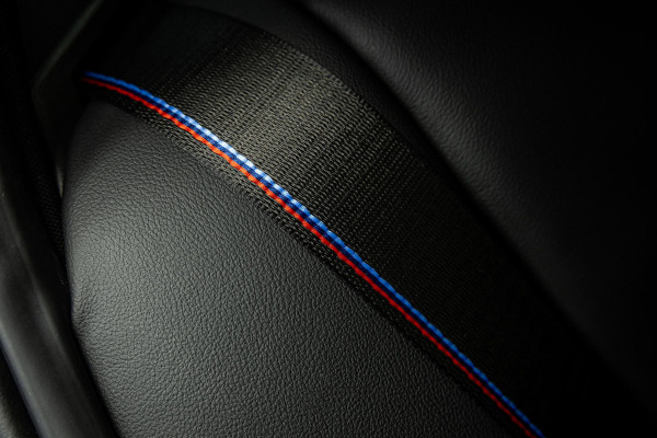 BMW 3-serie M340i xDrive | M-Performance Pack | M-stoelen | Head-Up | Carbon inleg | 20'' velgen | Sportstuur |