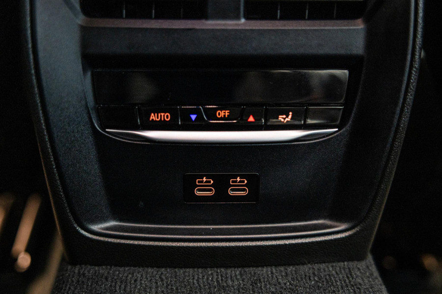 BMW 3-serie M340i xDrive | M-Performance Pack | M-stoelen | Head-Up | Carbon inleg | 20'' velgen | Sportstuur |