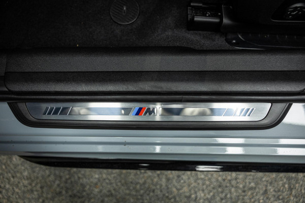 BMW 3-serie M340i xDrive | M-Performance Pack | M-stoelen | Head-Up | Carbon inleg | 20'' velgen | Sportstuur |