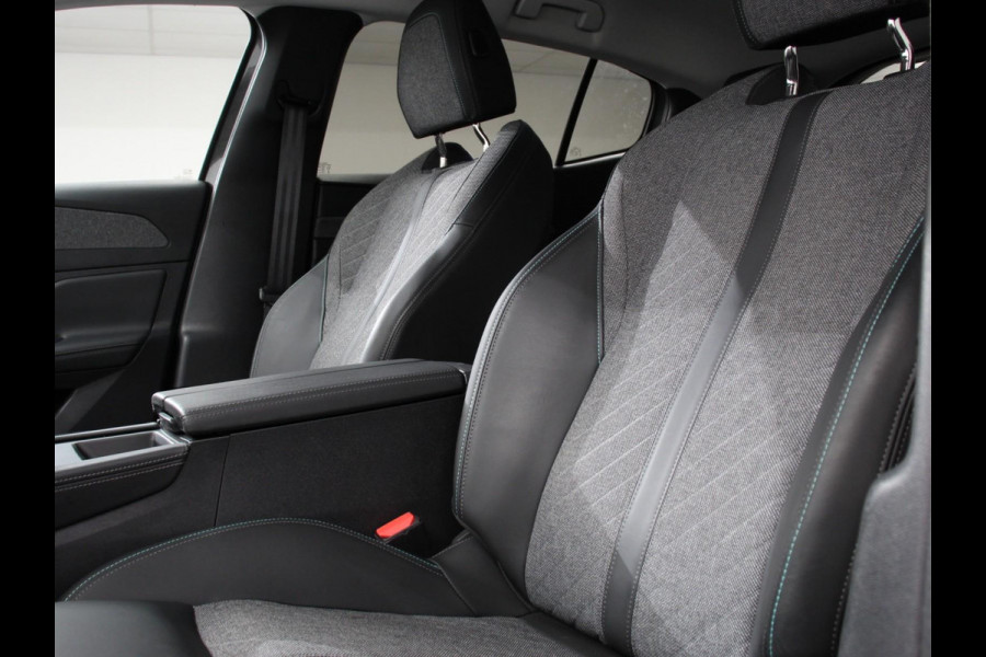 Peugeot 408 1.2 PureTech Allure 130 pk Automaat DEMO ! Navigatie Apple Carplay/Android Auto Airco Camera Parkeer sensoren Cruise Control Led Lichtmetalen Velgen Stoelverwarming