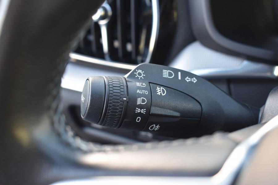 Volvo V60 Cross Country T5 AWD 250PK Automaat Pro | ACC | BLIS | H&K | Leder | Stuurverwarming | Leder |