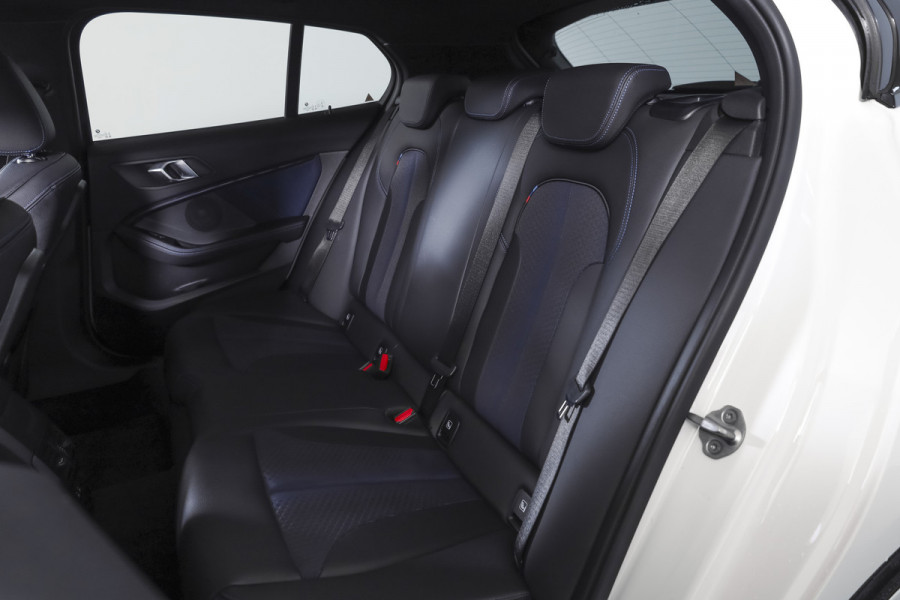 BMW 1-serie 118i 140 PK High Executive M Sport | Dig. Cockpit | Cruise | PDC | ECC | NAV + App. Connect | ECC | DAB | LM 18" |