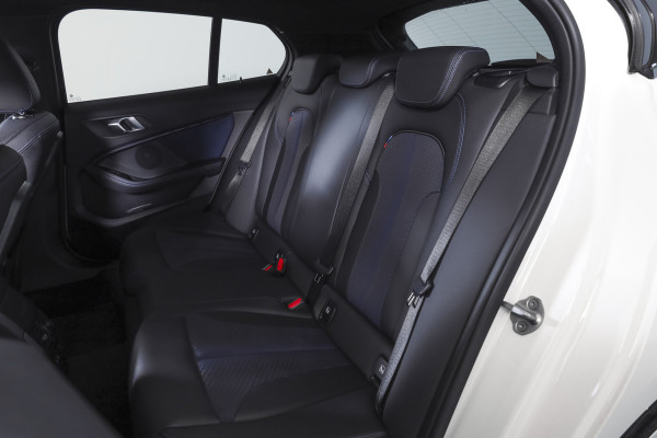 BMW 1-serie 118i 140 PK High Executive M Sport | Dig. Cockpit | Cruise | PDC | ECC | NAV + App. Connect | ECC | DAB | LM 18" |