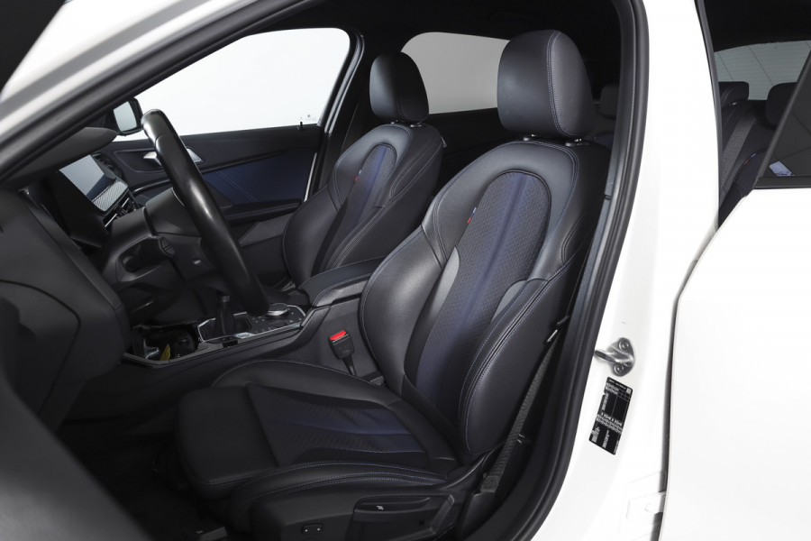 BMW 1-serie 118i 140 PK High Executive M Sport | Dig. Cockpit | Cruise | PDC | ECC | NAV + App. Connect | ECC | DAB | LM 18" |