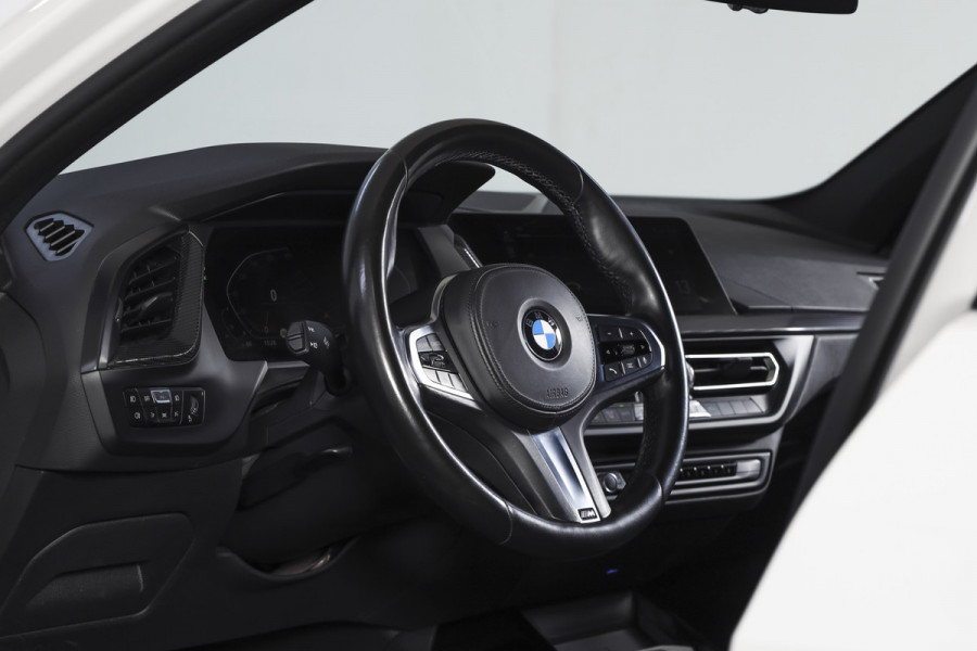 BMW 1-serie 118i 140 PK High Executive M Sport | Dig. Cockpit | Cruise | PDC | ECC | NAV + App. Connect | ECC | DAB | LM 18" |
