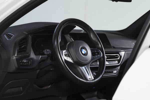 BMW 1-serie 118i 140 PK High Executive M Sport | Dig. Cockpit | Cruise | PDC | ECC | NAV + App. Connect | ECC | DAB | LM 18" |