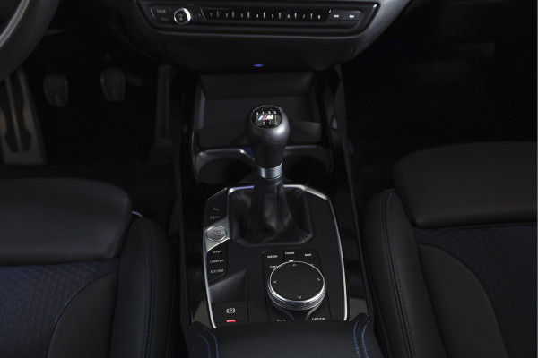 BMW 1-serie 118i 140 PK High Executive M Sport | Dig. Cockpit | Cruise | PDC | ECC | NAV + App. Connect | ECC | DAB | LM 18" |