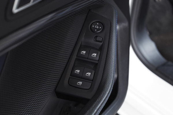 BMW 1-serie 118i 140 PK High Executive M Sport | Dig. Cockpit | Cruise | PDC | ECC | NAV + App. Connect | ECC | DAB | LM 18" |