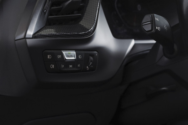 BMW 1-serie 118i 140 PK High Executive M Sport | Dig. Cockpit | Cruise | PDC | ECC | NAV + App. Connect | ECC | DAB | LM 18" |