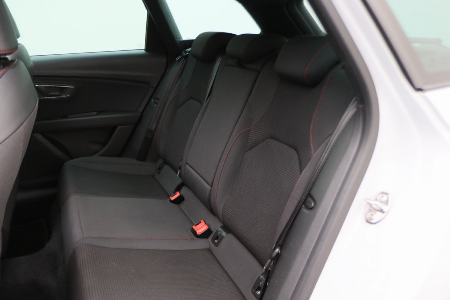 Seat Leon ST 1.5 TSI FR Ultimate Edition Panoramadak, Virtual Cockpit, Trekhaak, Keyless, Beats Audio, Camera, 18"