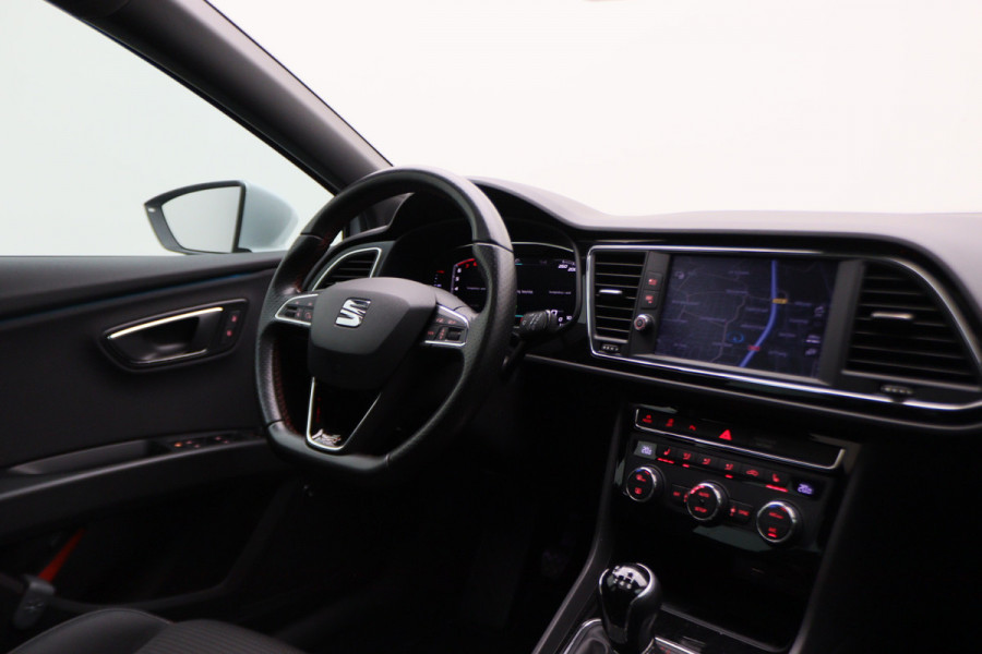 Seat Leon ST 1.5 TSI FR Ultimate Edition Panoramadak, Virtual Cockpit, Trekhaak, Keyless, Beats Audio, Camera, 18"