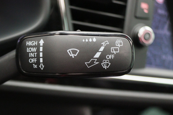 Seat Leon ST 1.5 TSI FR Ultimate Edition Panoramadak, Virtual Cockpit, Trekhaak, Keyless, Beats Audio, Camera, 18"
