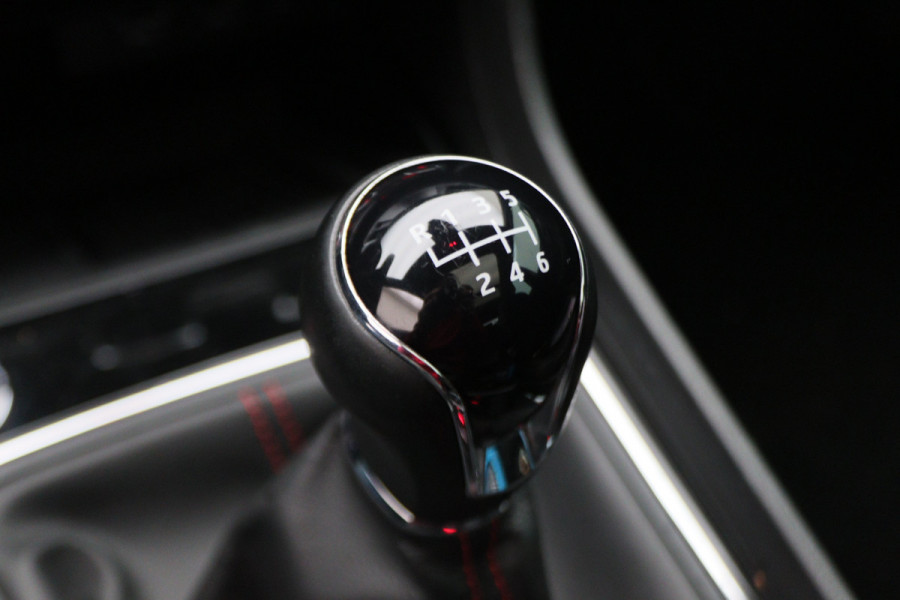 Seat Leon ST 1.5 TSI FR Ultimate Edition Panoramadak, Virtual Cockpit, Trekhaak, Keyless, Beats Audio, Camera, 18"